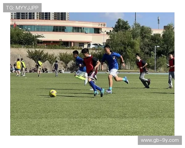 丝滑脚步演绎足球过人艺术展现绿茵灵动节奏之美妙瞬间绚烂闪耀时